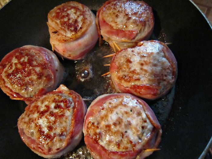 Медальоны в беконе с соусом из каперсов и пастой рисони