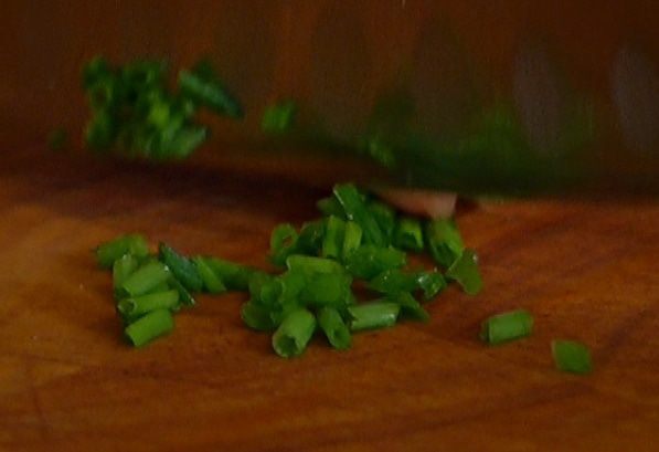 Салат Нисуаз с макаронами и яйцом пашот 