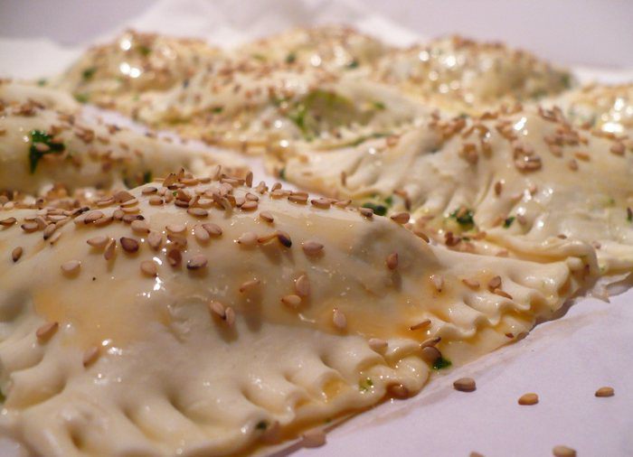 Закусочные слойки с фетой и шпинатом