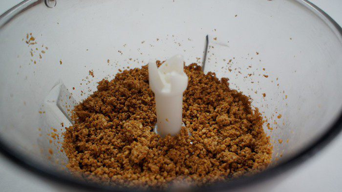 Воздушный кунжутный пирог с черникой