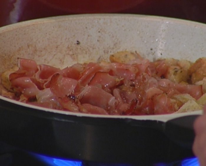 Салат с запеченной свеклой и сухариками