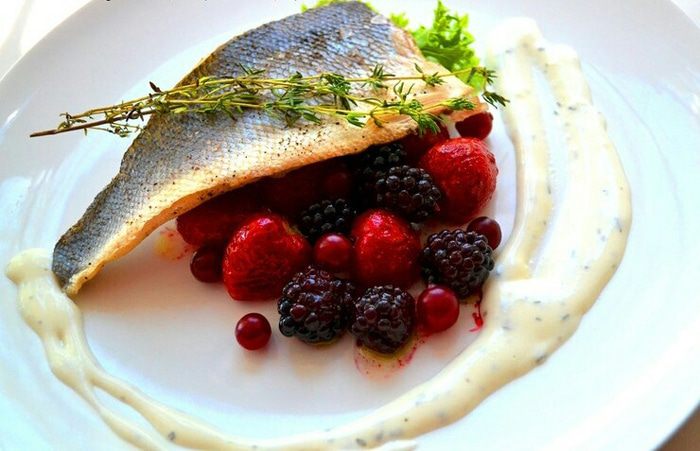 Сибас в кокосовом молоке на подушке из карамелизированных ягод 