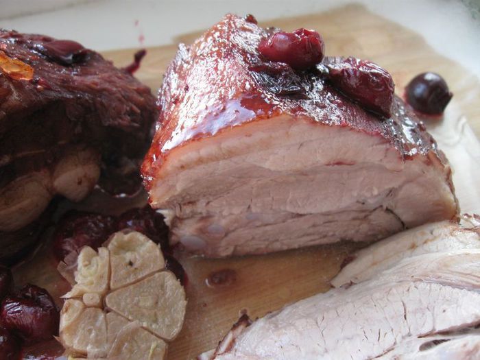 Свиная грудинка в легкой вишневой глазури