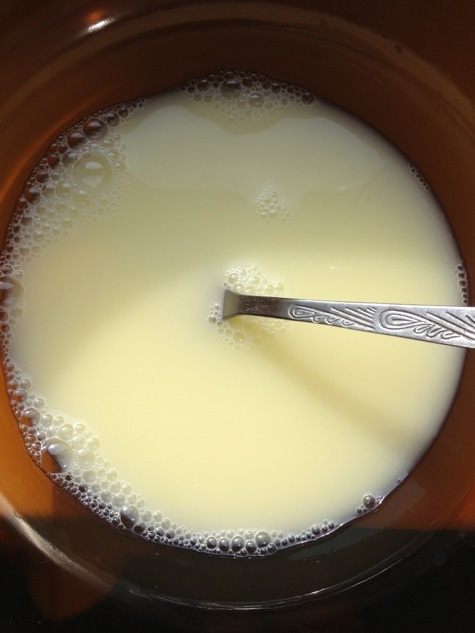 Слоеный пирог-рулет с вишней и корицей на сковороде