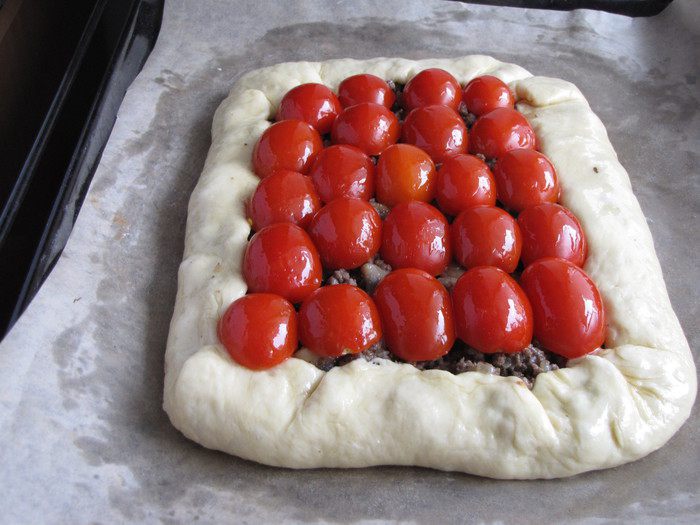 Открытый пирог с бараниной, грибами и помидорами