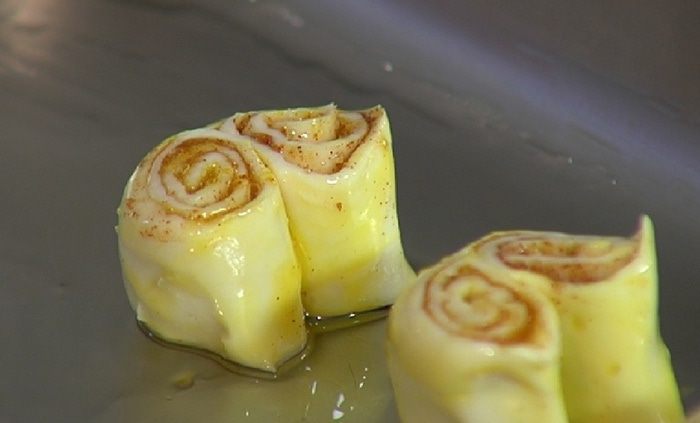 Слоеные ушки с персиковым соусом 