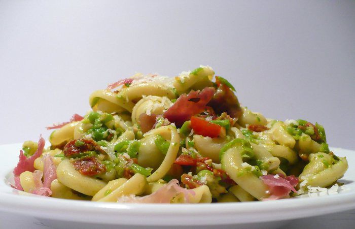 Трулли с гороховым песто и серрано