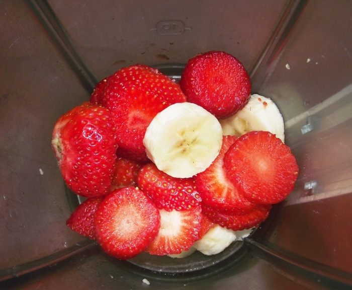 Бананово-клубничный молочный коктейль