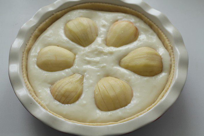 Пирог с карамелизированными грушами и заварным кремом