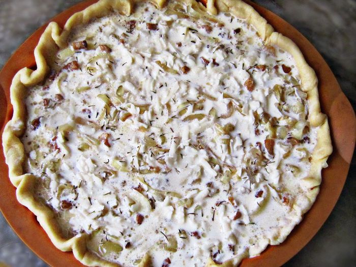 Луковый пирог со шпиком и сыром Джюгас 