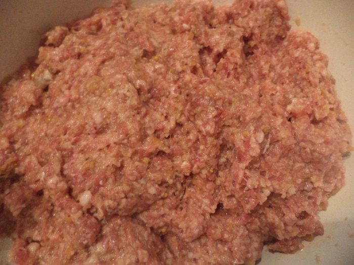 Хлебец из мясного фарша с начинкой из яиц и сосисок