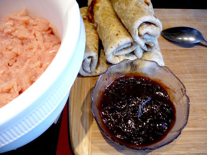 Индийская лепешка с куриной колбаской и овощами