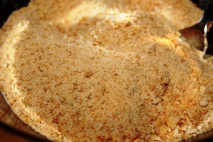 Шоколадно-ананасовый десерт с меренгами