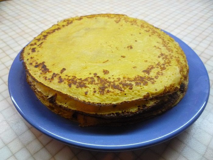 Блинные рулетики из тыквы с копченостями и йогуртом