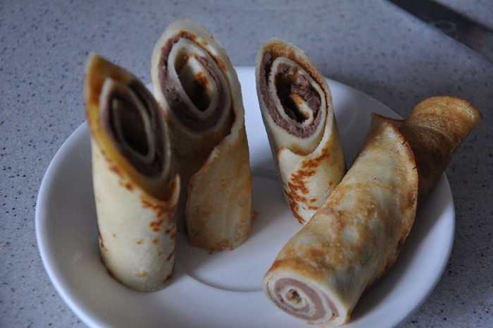 Блины с молочной начинкой в шоколадных кольцах