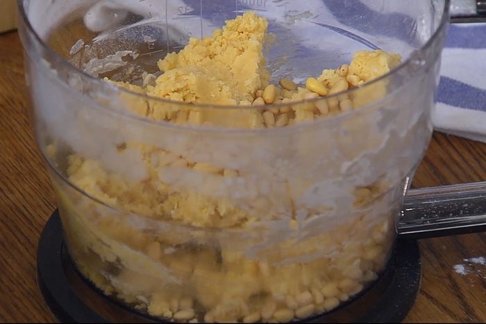 Пирог со шпинатом, изюмом и соусом песто 