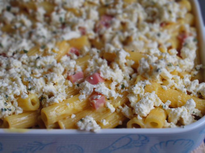Гратен из пасты с фетой и ветчиной