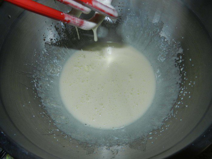 Рулет с клубникой и сливками (Cream-filled cake roll)