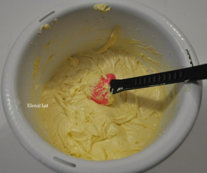 Творожный кекс с вяленой вишней, клюквой и изюмом