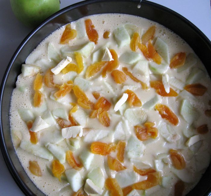 Пирог с яблоками и курагой