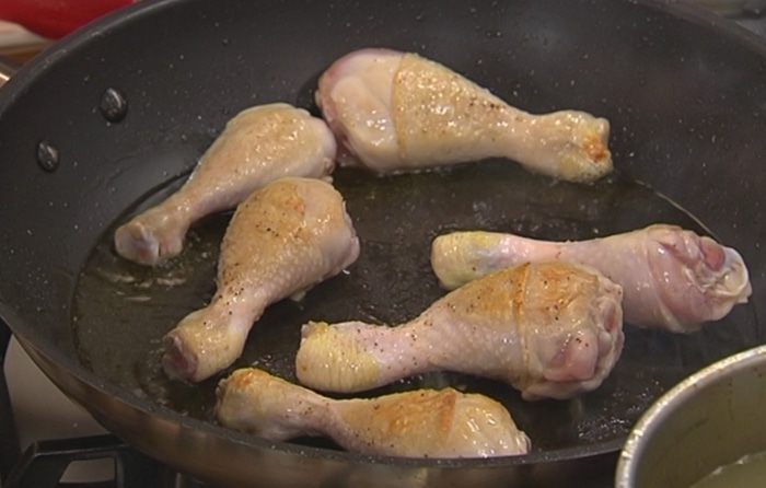 Весенняя паэлья с курицей и молодыми овощами