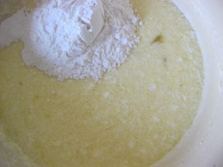 Пряный сливовый пирог с медом