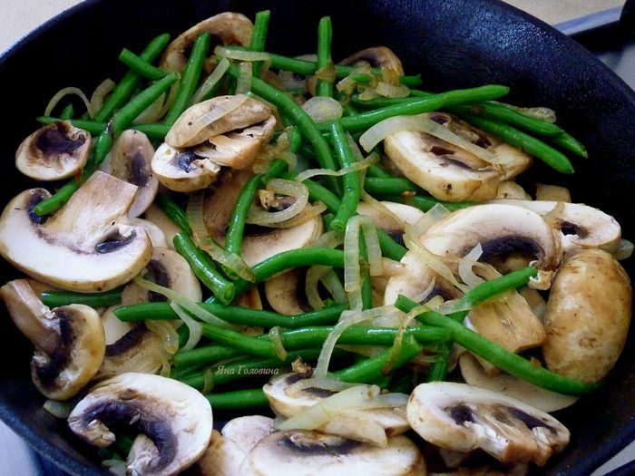 Фриттата с грибами, чеддером и тостами 