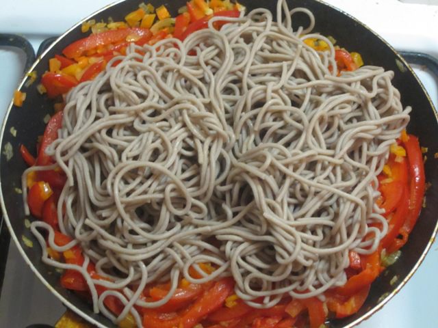 Соба с курицей и овощами