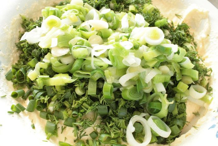 Насыпной пирог с творогом и зеленью