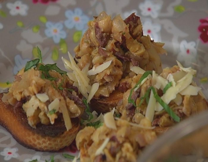 Кростини с оливками и нутом 