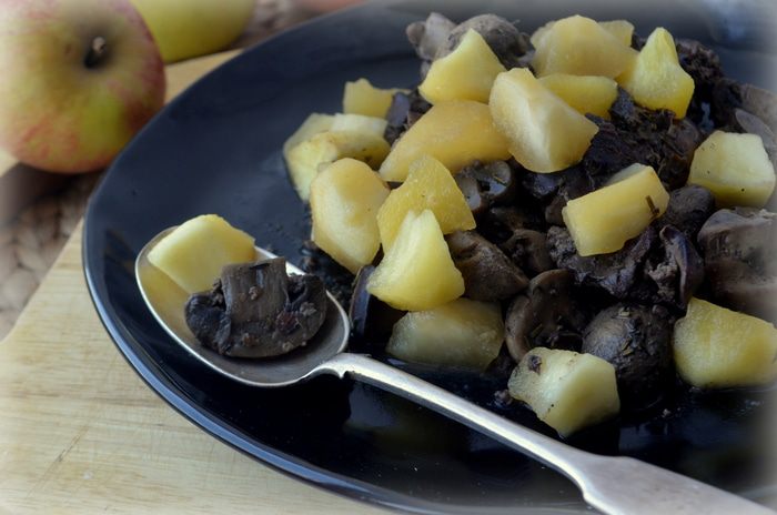 Ароматная куриная печенка с грибами и яблочным чатни