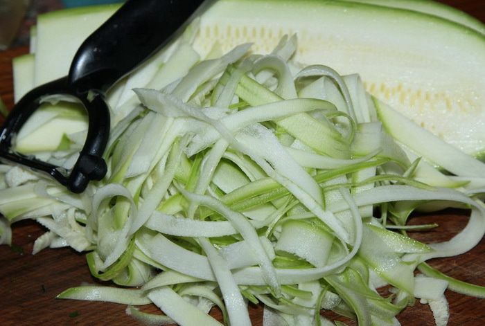 Кабачки с орехами и карамелизированным луком