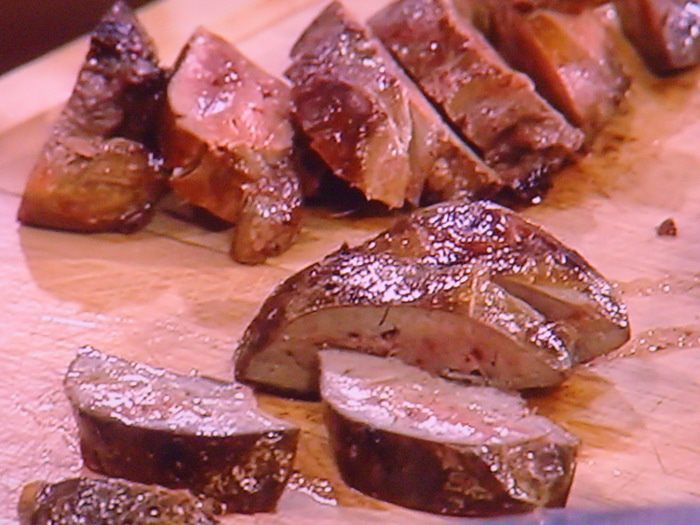 Салат с жареной куриной печенью и карамелизированным яблоком