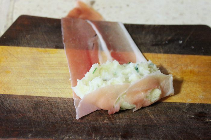 Картофельные рулетики в хамоне