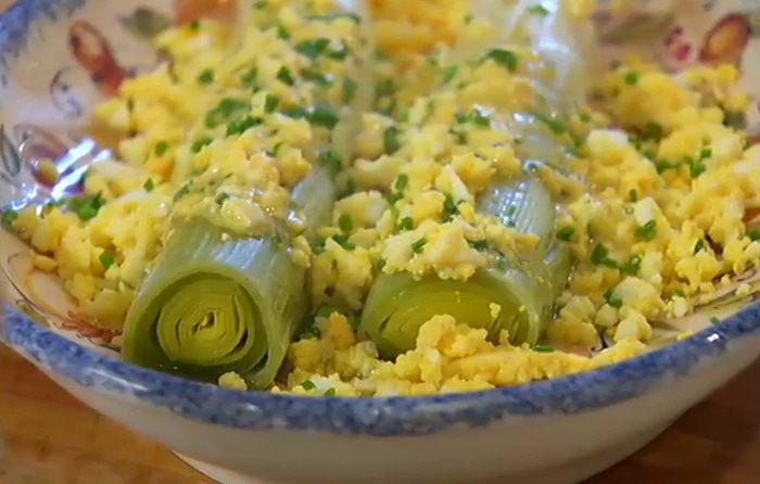 Запеченный порей с яйцами и шнитт-луком 