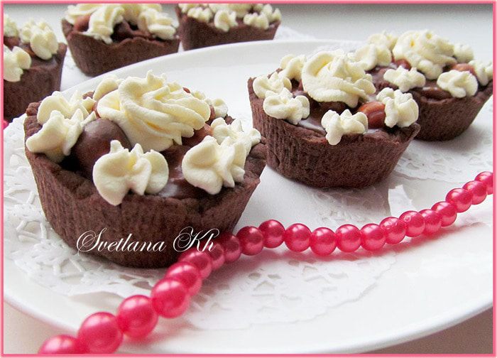 Тарталетки с шоколадно-ореховой карамелью и сливками