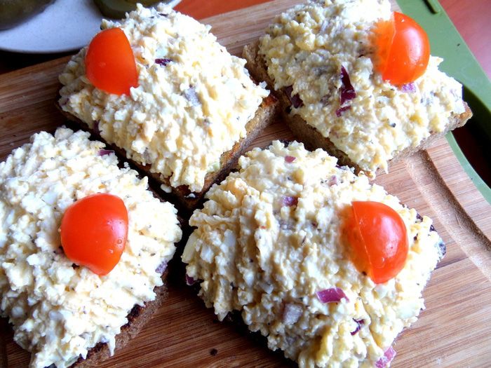 Бутерброды открытые с сырно-яичной начинкой