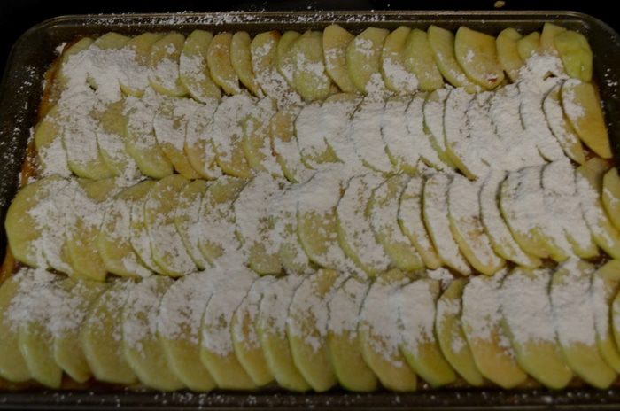 Яблочная пицца