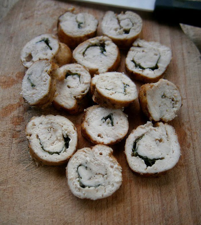 Куриный рулетик с мятой и томатно-мятным соусом