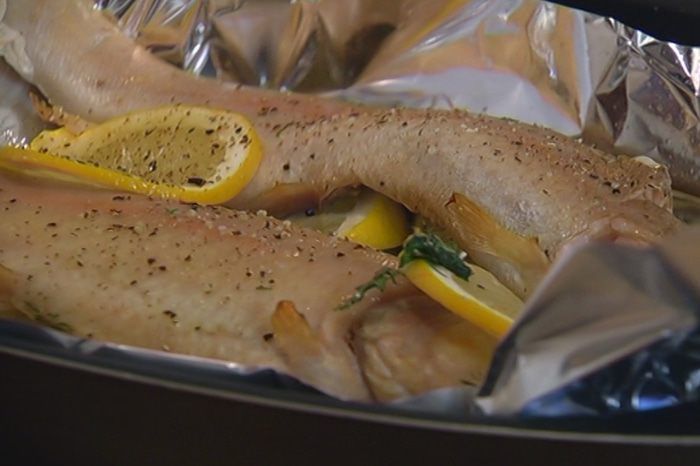 Форель, запеченная с лимоном и зеленью