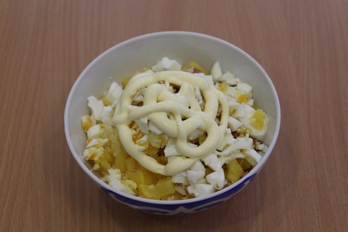 Салат с курицей, ананасами и орехами