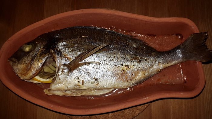 Морской лещ, запеченный с розмарином, лимоном и имбирем