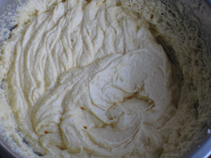 Шоколадный кекс с черешней