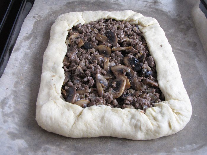 Открытый пирог с бараниной, грибами и помидорами