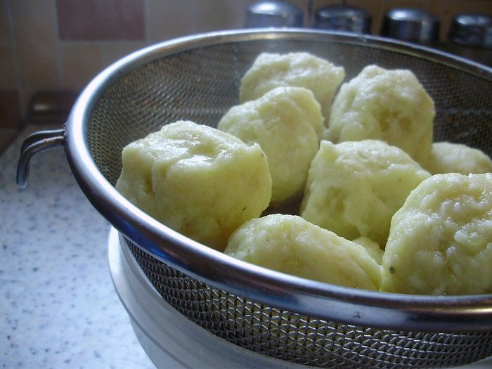 Картофельные галушки с маслом и сухарями