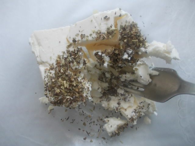 Киш с семгой, двумя видами сыра и прованскими травками