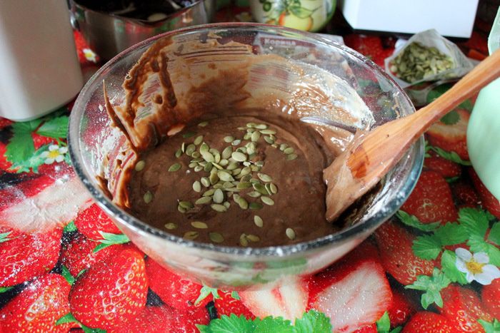 Гречишный кекс с шоколадом, изюмом и тыквенными семечками 