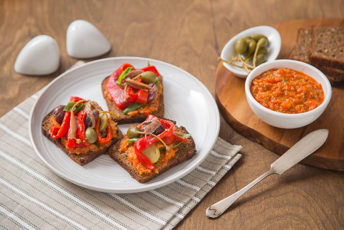 Тосты с печеными перцами и анчоусами