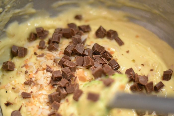 Пушистый ванильный кекс с миндалем и кусочками шоколада