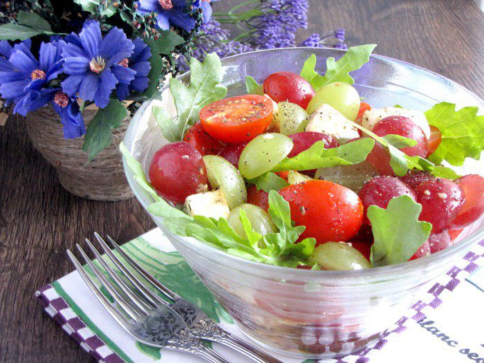 &amp;quot;Круглый&amp;quot; салат из винограда, черри и моцареллы